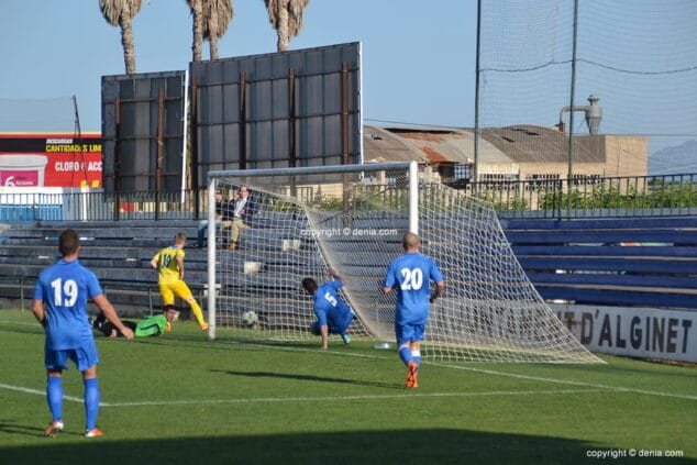 renzo autor del ultimo gol a la ud alginet