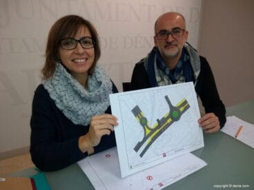 Ripoll y Scotto con el plano de las nuevas rotondas en Dénia