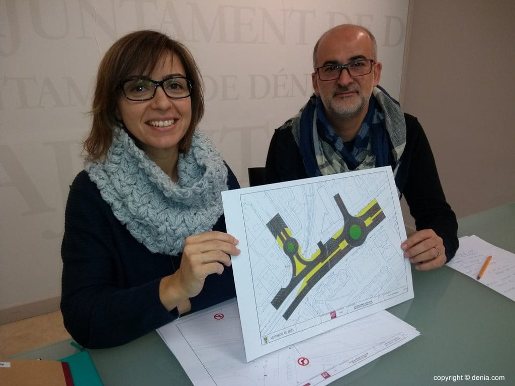 ripoll y scotto con el plano de las nuevas rotondas en denia