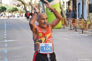 Santiago Guzmán al entrar en meta