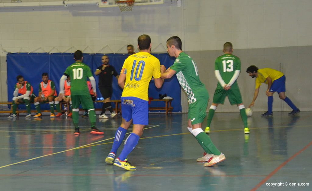 Saque de banda por parte del Dénia Futsal