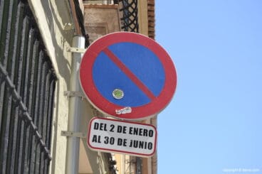 senal de prohibido aparcar en una calle de denia