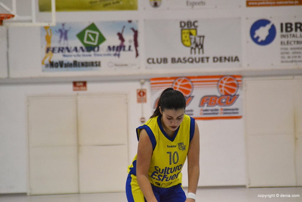 sofia salazar lanzando un tiro libre