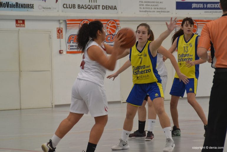 Teresa Jardón intentando cortar un balón