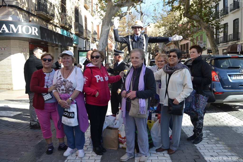 Turistas haciéndose una foto con Pepe Torró