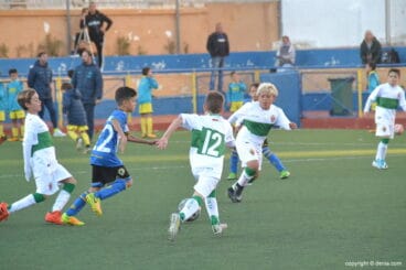 Un jugador benjamín del Hércules con la pelota