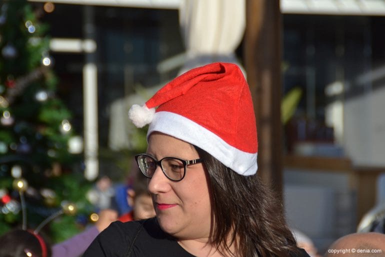 Una mama Noel viendo a sus hijas