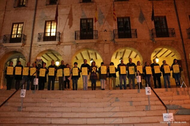 04 concentracion por los presos catalanes en denia lema