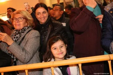 Cabalgata Reyes Magos Dénia 2018 – Mamá e hija en la cabalgata