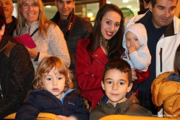 Cabalgata Reyes Magos Dénia 2018 – Familias viendo la cabagata