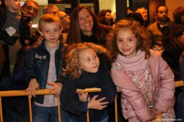 Cabalgata Reyes Magos Dénia 2018 – Familias esperando a los Reyes