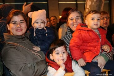 Cabalgata Reyes Magos Dénia 2018 – Familias esperando a los Reyes
