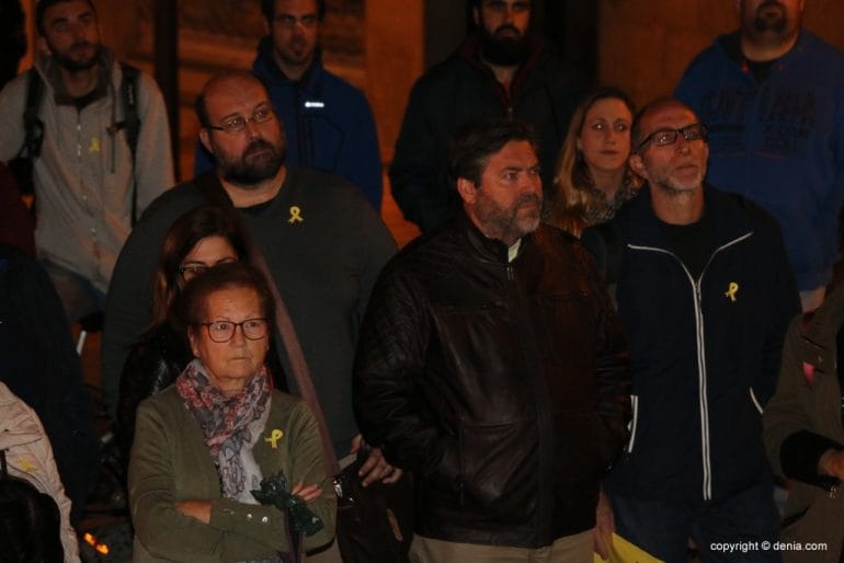 Concentración por los presos catalanes en Dénia - miembros de Compromís Dénia