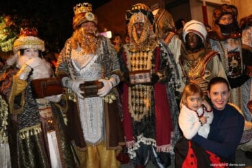Cabalgata Reyes Magos Dénia 2018 – Los Reyes haciéndose fotos