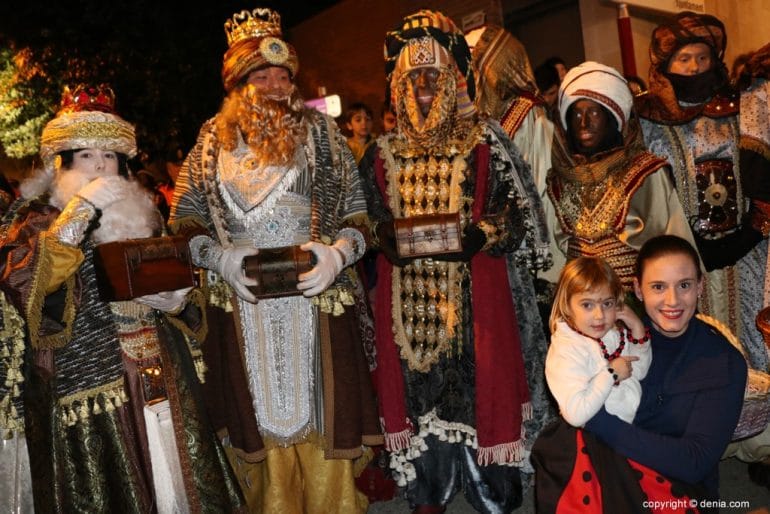 Cabalgata Reyes Magos Dénia 2018 - Los Reyes haciéndose fotos