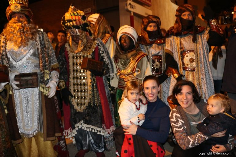 Cabalgata Reyes Magos Dénia 2018 - Los Reyes saludando