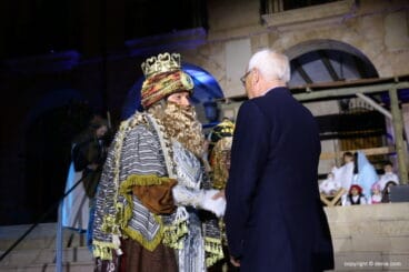 Cabalgata Reyes Magos Dénia 2018 – Gaspar saludando al alcalde