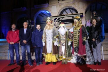 Cabalgata Reyes Magos Dénia 2018 – Los reyes con el alcalde y concejales