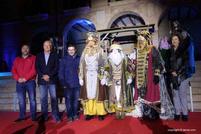 Cabalgata Reyes Magos Dénia 2018 - Los reyes con el alcalde y concejales