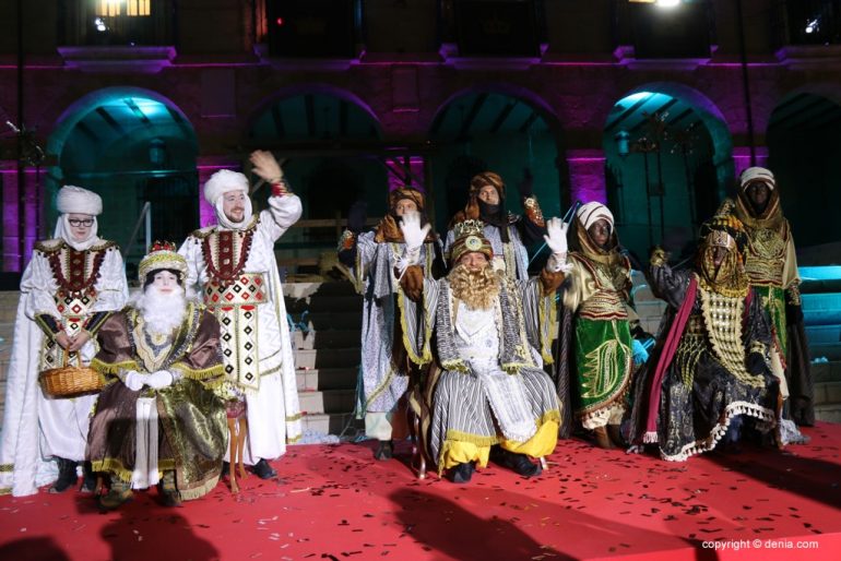 Cabalgata Reyes Magos Dénia 2018 - Los reyes saludando