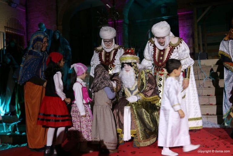 Cabalgata Reyes Magos Dénia 2018 - Los reyes con los niños