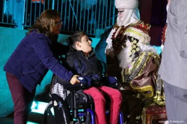 Cabalgata Reyes Magos Dénia 2018 – Los reyes con los niños