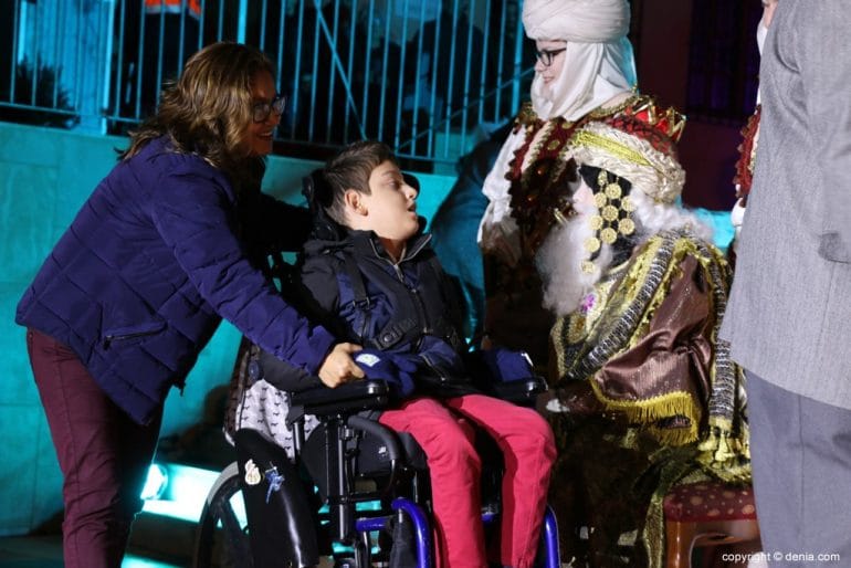 Cabalgata Reyes Magos Dénia 2018 - Los reyes con los niños