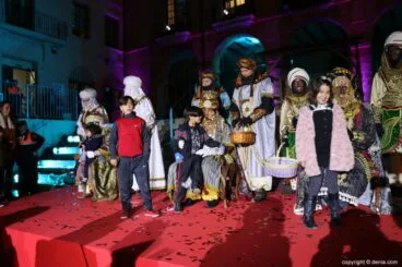 Cabalgata Reyes Magos Dénia 2018 – Los reyes con los niños
