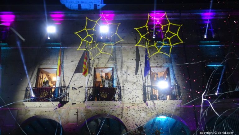 Cabalgata Reyes Magos Dénia 2018 - Los Reyes desde el balcón del Ayuntamiento