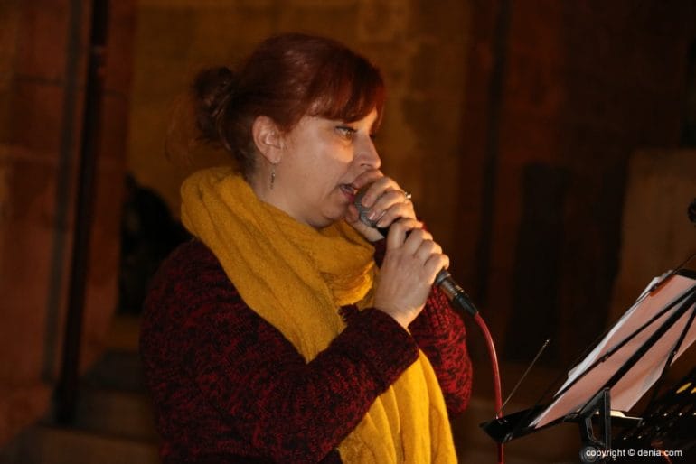 Concentración por los presos catalanes en Dénia - cantando L'Estaca