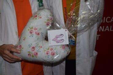 Almohada diseñada para las pacientes operadas de cáncer de mama