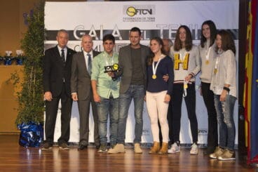 Andrea Redondo con su galardon