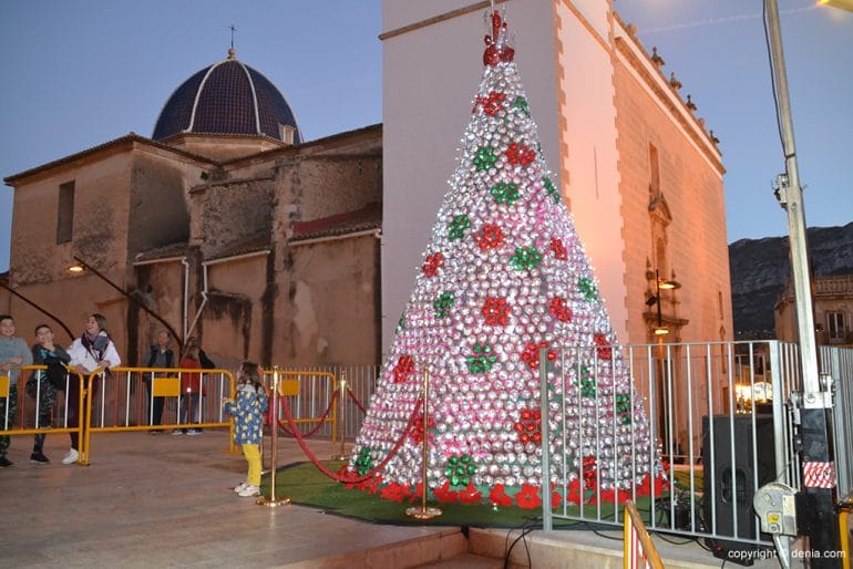 Arbol navideño ante el ayuntamiento de Dénia