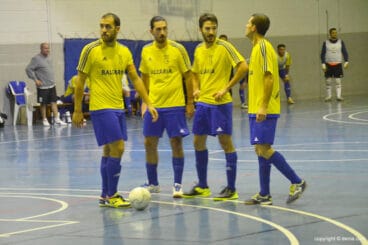 blai con companeros del equipo hablando