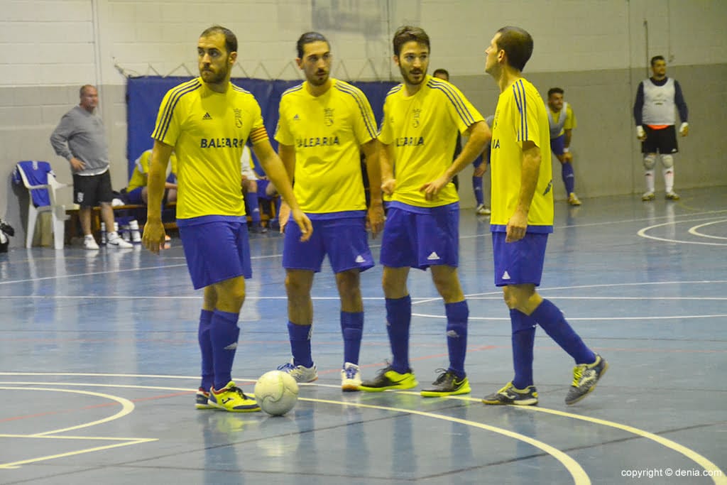Los jugadores del Dénia Futsal entrenarán y jugarán ante el Linyola FS 1 blai con companeros del equipo hablando