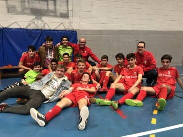 Cadetes del Paidos Dénia celebrando el triunfo