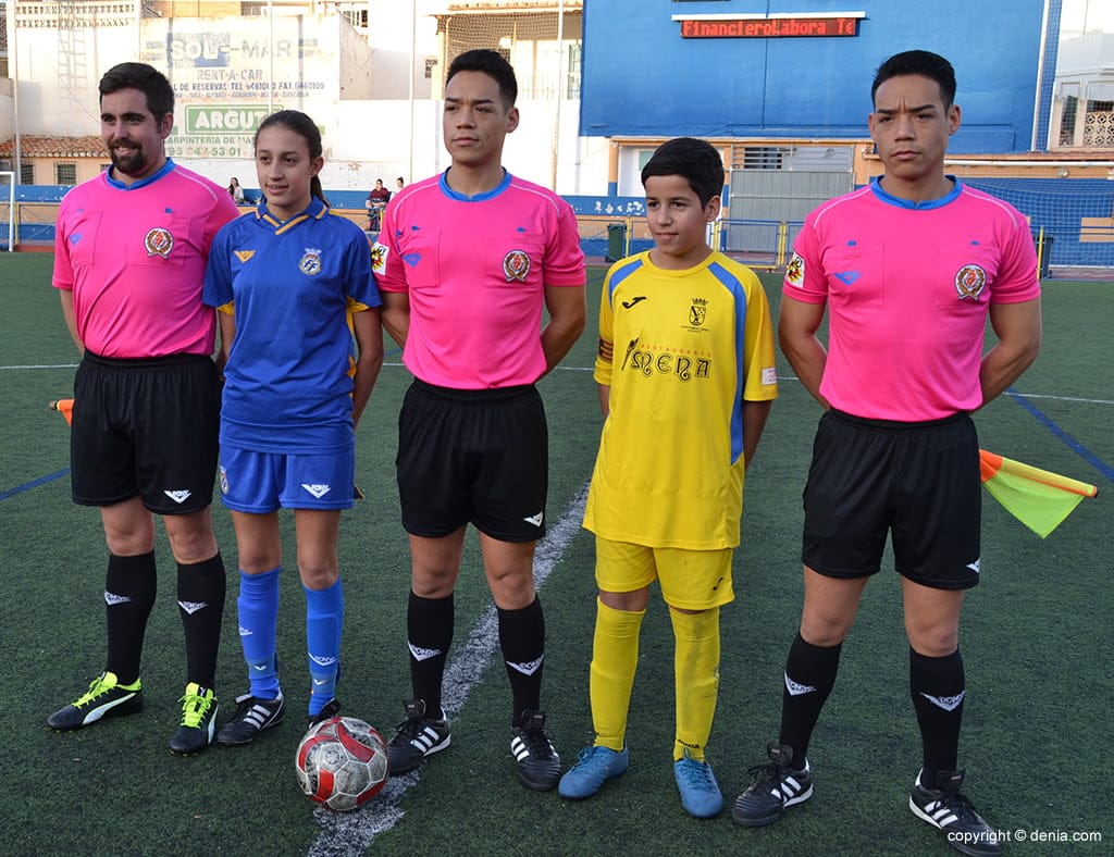 capitanes con el trio arbitral