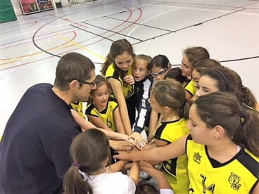 carlos vila con sus ninas alevines