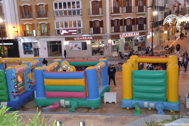 Los más peques cumplieron con el sueño de entregar su carta a los Carteros Reales 26 castillos hinchables en denia