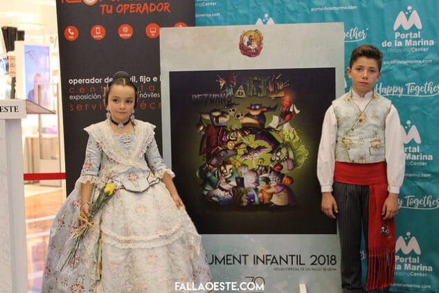 celia y aitor con el boceto del monumento infantil