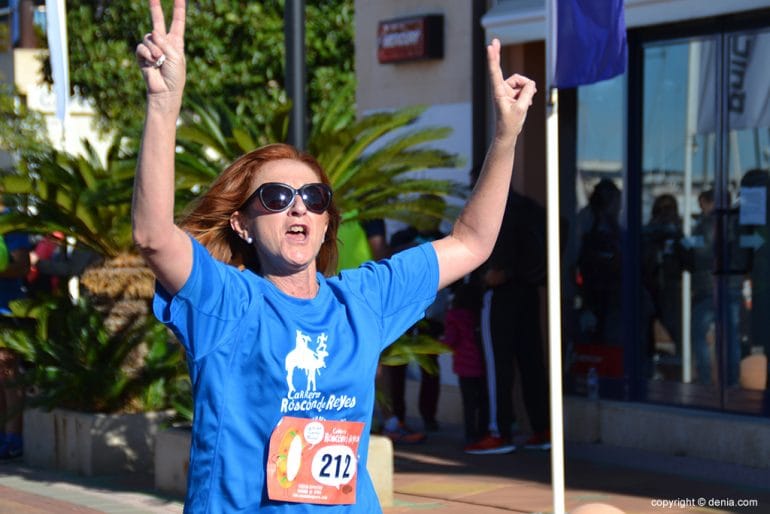 Concha Pastor alzando los brazoas