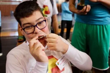 Dario Vicens besando su medalla