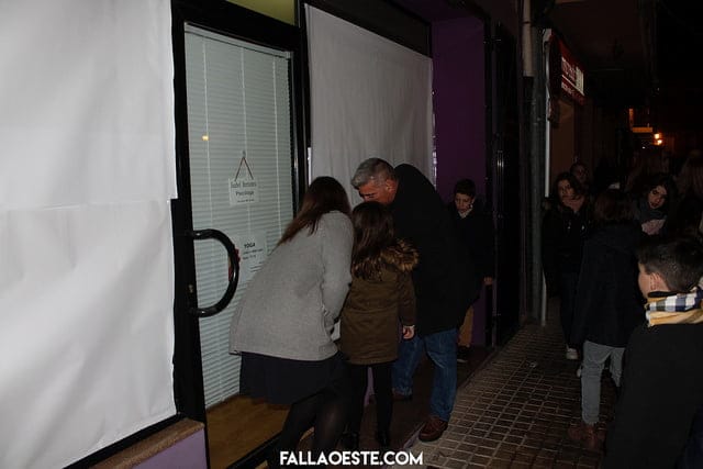 La falla Oeste descubre los escaparates de las presentaciones de sus falleras mayores 3 destapan el escaparate de la falla oeste
