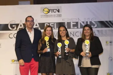 directiva con la representante del equipo veteranas 40 dell ct denia