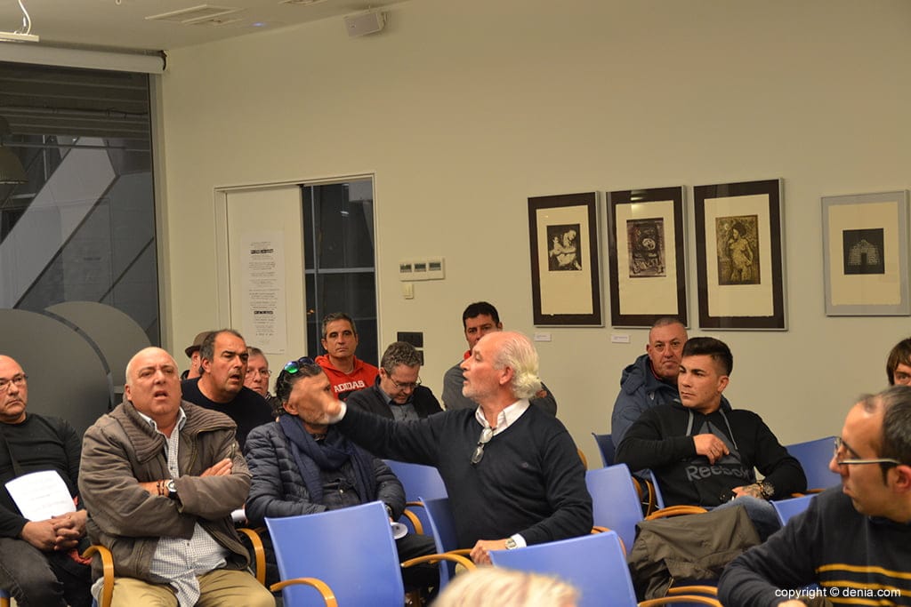 discusion entre varios socios