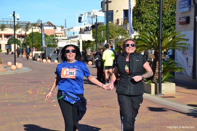 dos amigas entrando en meta