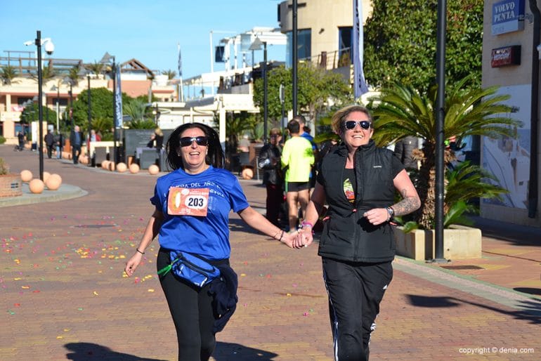 Dos amigas entrando en meta