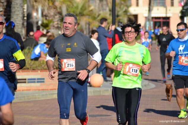 dos atletas afrontado sus ultimos metros