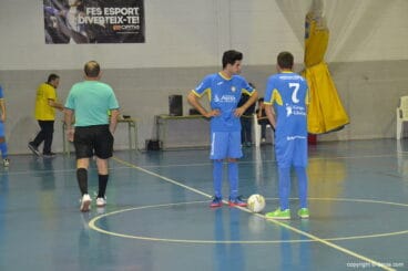 dos jugadores del cfs dianense sacando de centro