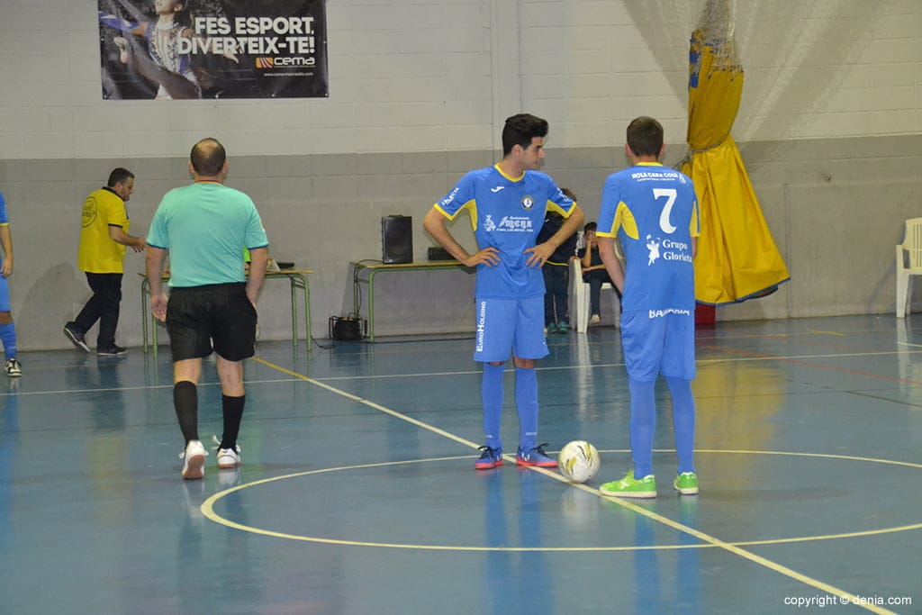 El CFS Dianense venció al líder SCD San Blas por 4 a 2 1 dos jugadores del cfs dianense sacando de centro